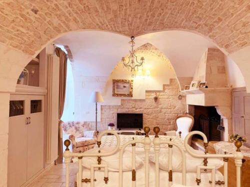een grote woonkamer met een tafel en stoelen bij La Neviera dell'Arco in Martina Franca