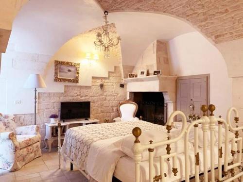 a bedroom with a white bed in a room at La Neviera dell'Arco in Martina Franca