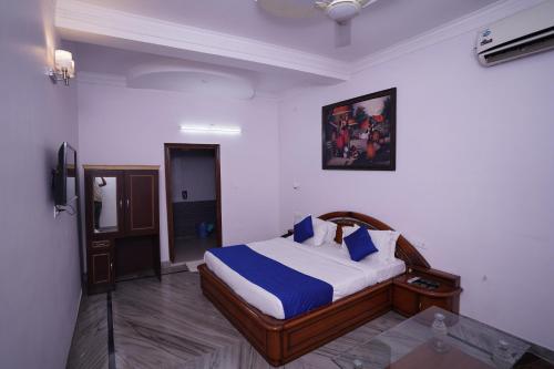 a bedroom with a king sized bed in a room at Hotel Lecston @Yashobhoomi Dwarka Sector - 25 metro station in New Delhi