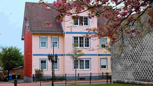 バート・ハルツブルクにあるBurgbergの黒屋根のピンクの家