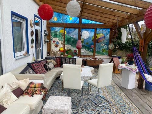 a living room with a couch and chairs at Nördlingen im Ries - Königsbergerstr. - kleines Gästezimmerchen in Nördlingen