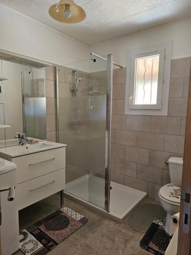 La salle de bains est pourvue d'une douche, d'un lavabo et de toilettes. dans l'établissement Aux pieds des montagnes, à Calenzana