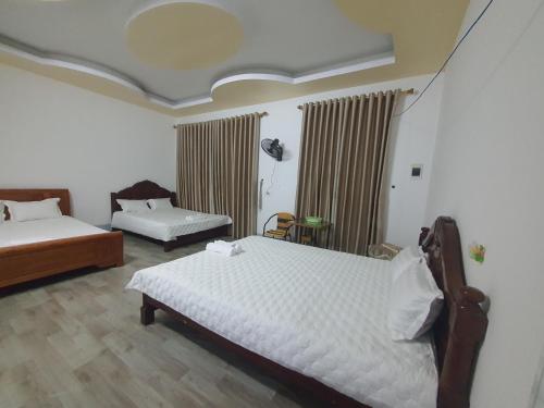 سرير أو أسرّة في غرفة في Tùy Anh Hostel