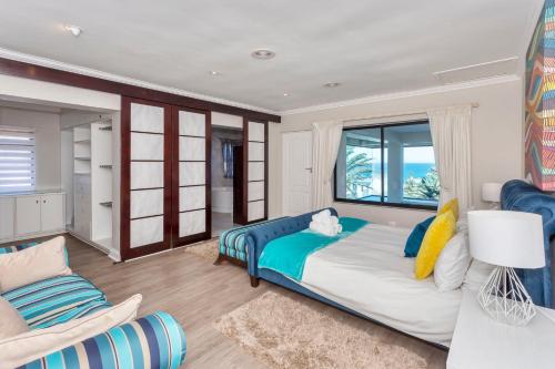 ケープタウンにあるSir David Baird 22の大きなベッドと窓のある寝室