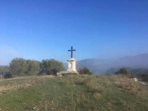 a cross on the top of a hill at Ecolodge Au fil de l'eau, avec piscine intérieure et parc arboré in Lagnes