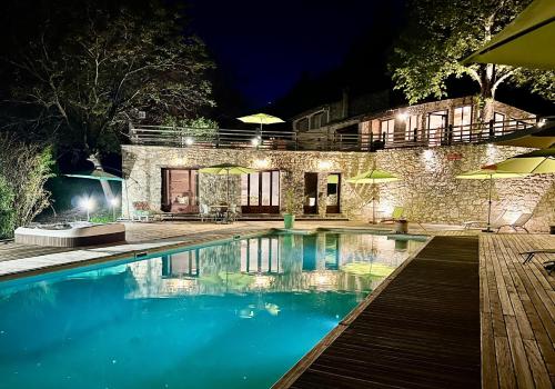 Bazén v ubytování Gîte Nature en Luberon nebo v jeho okolí