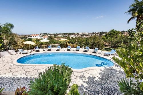 Villa Cabrita, Superb location, large villa, walk to restaurants, supermarkets beach