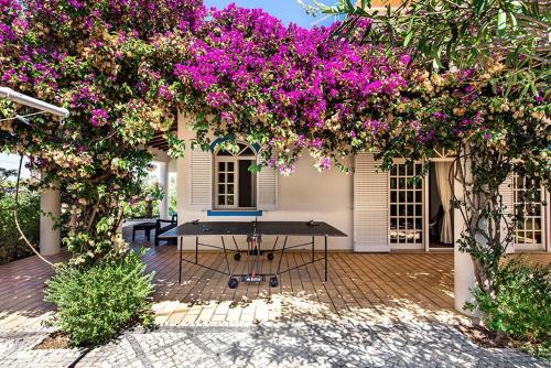 Villa Cabrita, Superb location, large villa, walk to restaurants, supermarkets beach