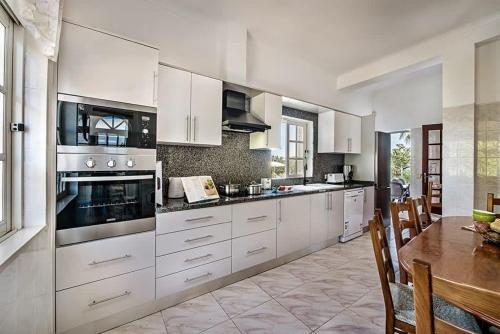 Villa Cabrita, Superb location, large villa, walk to restaurants, supermarkets beach