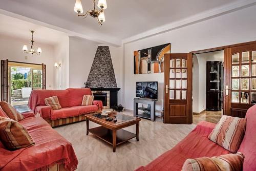Villa Cabrita, Superb location, large villa, walk to restaurants, supermarkets beach