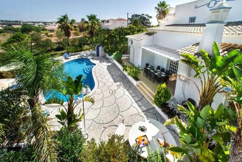 Villa Cabrita, Superb location, large villa, walk to restaurants, supermarkets beach