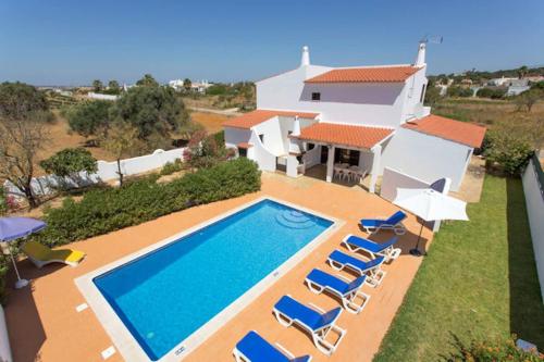 Casa Silver, Gale - Sleeps 9 close to amenities and beach!
