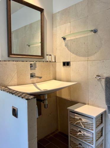 une salle de bain avec un lavabo et un miroir dans l'établissement Gîte Nature en Luberon, à Céreste