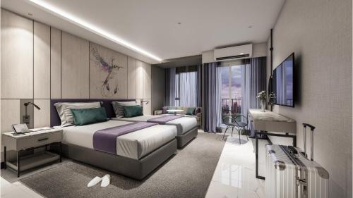 um quarto com uma cama grande e uma secretária. em ARNI Skye Hotel em Bangkok