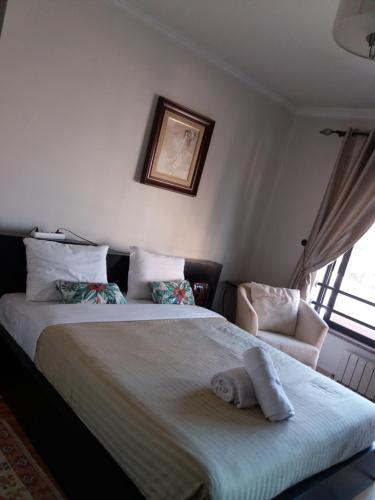 - une chambre avec un grand lit et une chaise dans l'établissement Aconchegante Quarto Casal, à Lisbonne