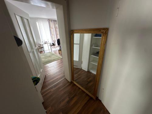 einen Spiegel im Flur neben einem Zimmer in der Unterkunft Apartment in Hannover