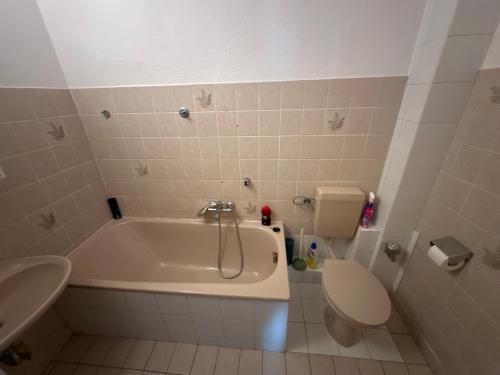 ein Badezimmer mit einer Badewanne, einem WC und einem Waschbecken in der Unterkunft Apartment in Hannover