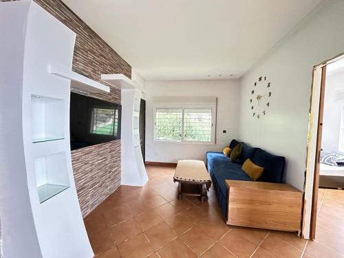 TV a/nebo společenská místnost v ubytování Belyounech vue sur mer et montagne 2 bederoom