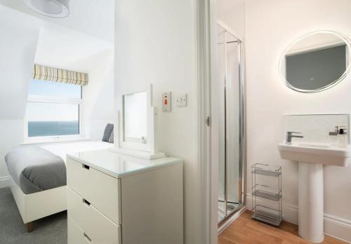 Koupelna v ubytování Abalyne Beach House - Stunning 4 bedroom beach house, Sea views throughout, modern and bright house