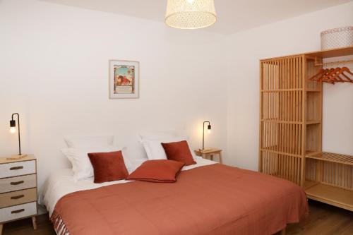 sypialnia z dużym łóżkiem i białymi ścianami w obiekcie Suite Jockey Stable by La Boîte En Plus w mieście Gouvieux