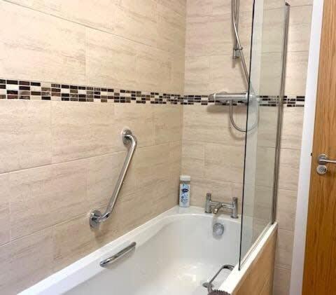 Koupelna v ubytování Apartment 16, The Moorings - Ground Floor Apartment Moments from beach