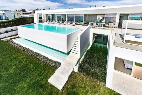 Bazén v ubytování Stunning, Luxury Modern Villa Miramar Luxe - WOW factor, panoramic sea views nebo v jeho okolí
