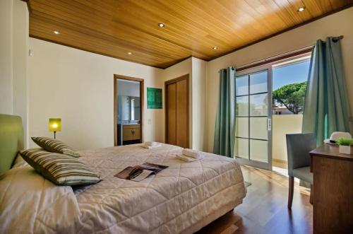 Säng eller sängar i ett rum på Villa Palm Golfe, fantastic house on Vila Sol course, kids pool, aircon