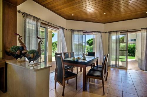 Villa Palm Golfe, fantastic house on Vila Sol course, kids pool, aircon