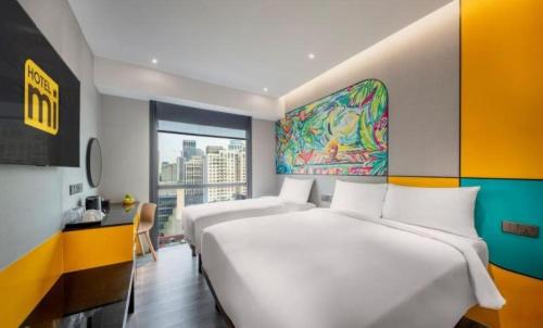 - une chambre avec un grand lit blanc, un bureau et une fenêtre dans l'établissement Hotel Mi Rochor, à Singapour