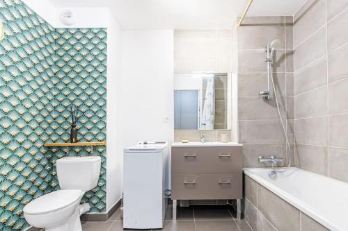 une salle de bain avec toilettes, baignoire et lavabo dans l'établissement Le Barcelone, Beau T2, Clim, Terrasse,Centre ville, à Montpellier