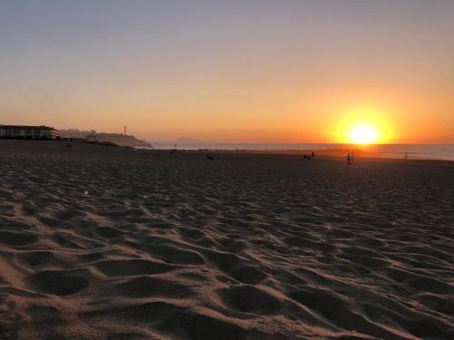 - un coucher de soleil sur une plage bien exposée dans l'établissement T1 chambre d'amour, à Anglet