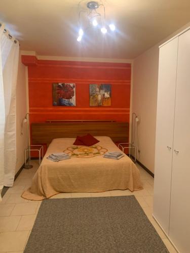 サン・ジョヴァンニ・ヴァルダルノにあるLa Terrazzaの赤い壁のベッドルーム1室