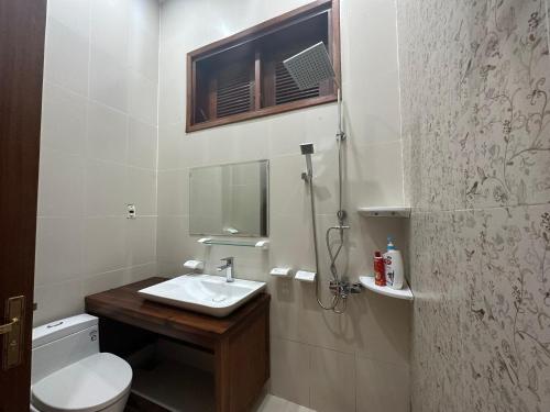 a bathroom with a sink and a toilet at Home 1986 in Tang Jran Dring