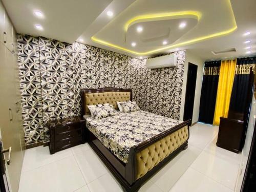 ein Schlafzimmer mit einem Bett in einem Zimmer in der Unterkunft 103-NEXT INN Tailored to your Highest Standards in Lahore