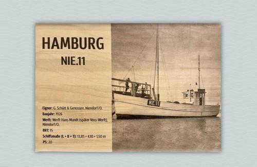 een oude foto van een boot in het water bij 4Hafenzeiten - Ferienwohnung NIE 11 Hamburg in Timmendorfer Strand