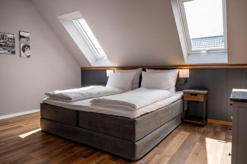 een bed in een kamer met 2 dakramen bij 4Hafenzeiten - Ferienwohnung NIE 11 Hamburg in Timmendorfer Strand