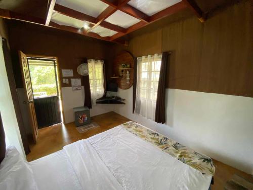 a bedroom with a white bed in a room at Reel Place in Kayagan