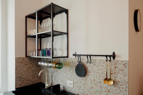 uma cozinha com um lavatório e uma bancada em Elegant Apartment 28 San Giacomo em Trieste