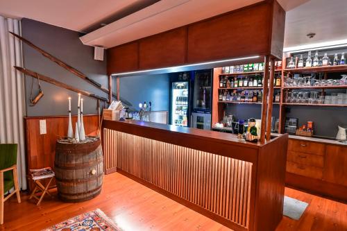 un bar con bancone in legno e botte di Hotel Royal Ruka a Ruka