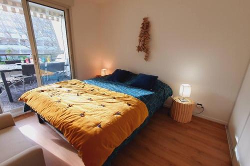 1 dormitorio con cama y ventana grande en T3 Plage du Golf Piscine WIFI - ROSSIconciergerie - Linge inclus, en La Grande-Motte