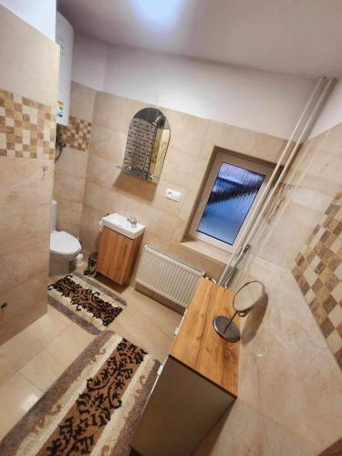 un ampio bagno con doccia e servizi igienici di Apartmán Denny a Kežmarok