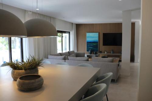 Villa Hibiscus, great location in Vilamoura, lush green lawns and garden