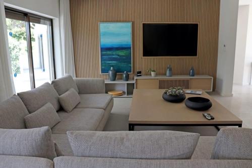 Villa Hibiscus, great location in Vilamoura, lush green lawns and garden