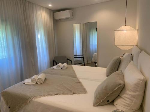 Villa Hibiscus, great location in Vilamoura, lush green lawns and garden