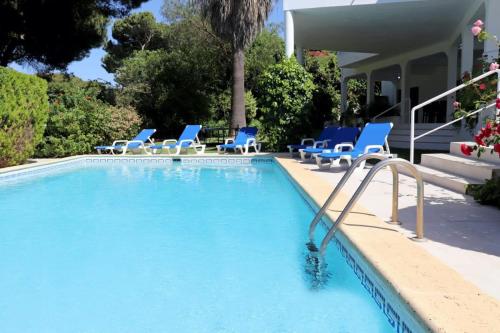 Villa Hibiscus, great location in Vilamoura, lush green lawns and garden