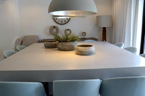 Villa Hibiscus, great location in Vilamoura, lush green lawns and garden