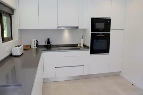 Villa Hibiscus, great location in Vilamoura, lush green lawns and garden