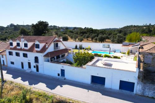 eine Luftansicht eines Hauses mit Pool in der Unterkunft Casal dos Frades in Fontainhas