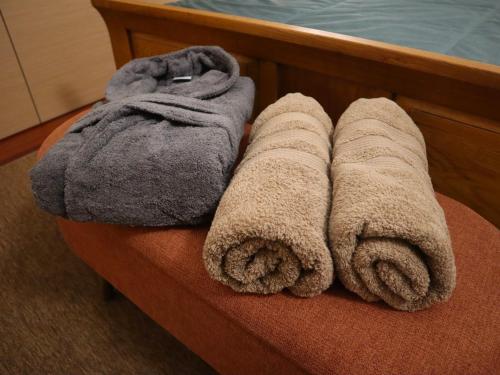 a bunch of towels sitting on top of a bed at Casal dos Frades in Fontainhas
