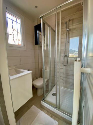 une salle de bain avec douche et toilettes dans l'établissement STUDIO VERT FSHH, à Nice